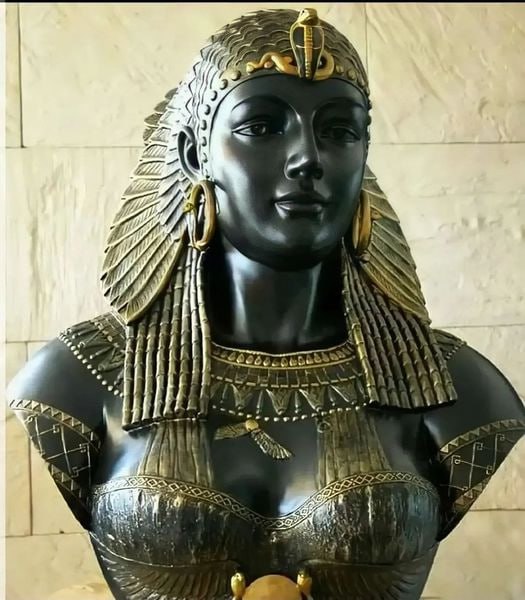 Cleopatra: The Multilingual Queen of the Nile and Master of Hieroglyphics