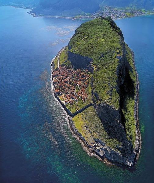 Monemvasia -This city was founded by the Spartans in the 6th century to protect them from the attacks of the northern tribes. Since then, it has remained under the yoke of Byzantium, Venice and the Ottoman Empire, and in 1821 it passed to Greece. 