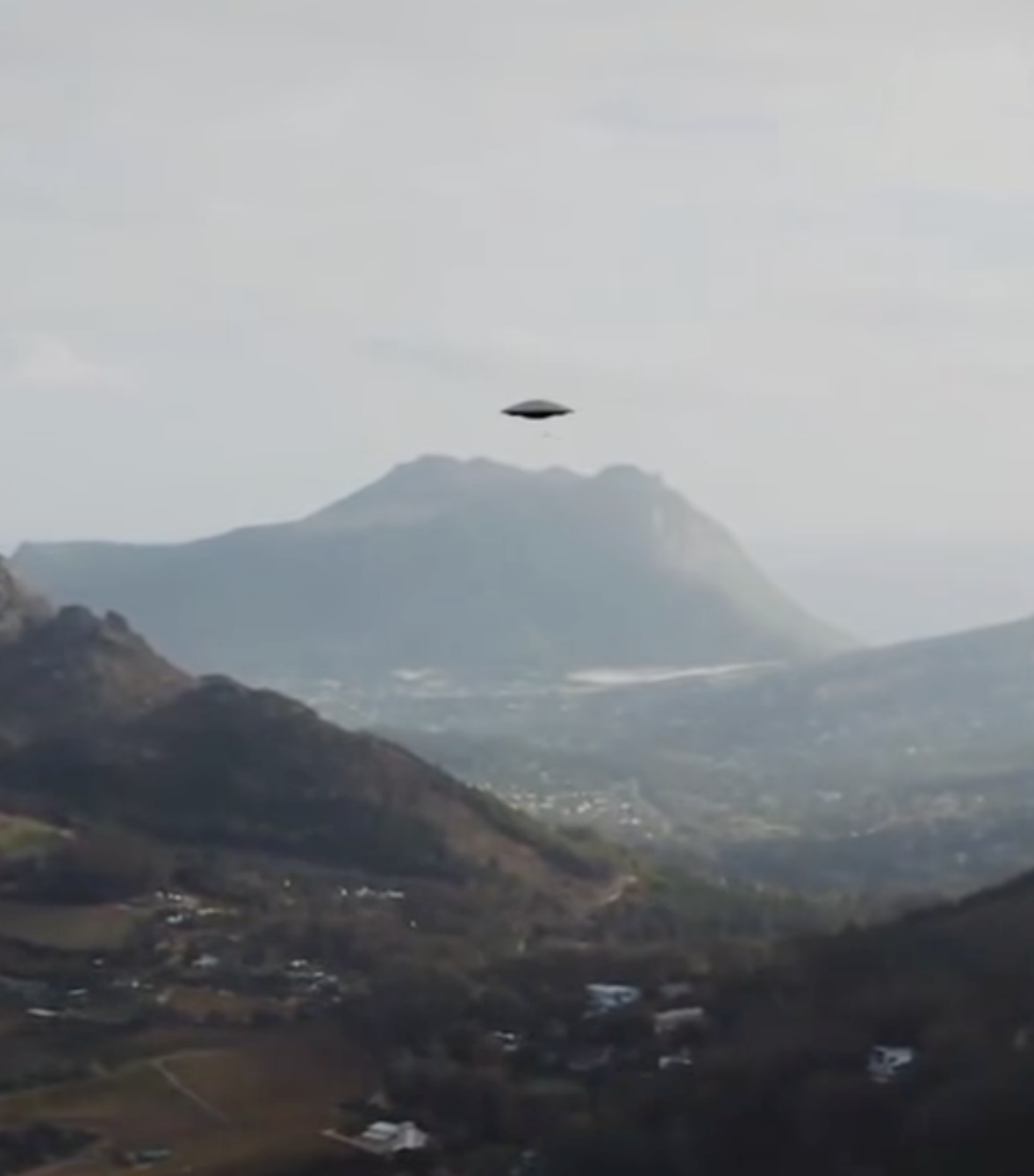 People discovered the appearance of a UFO in the distance on a mountain in America. ‎