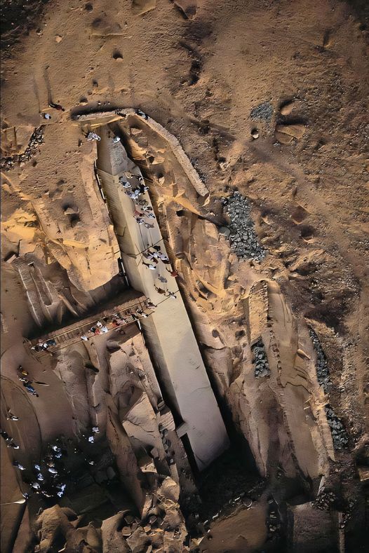 Abandoned thousands of years ago in the quarries of northern Aswan, ancient Egypt, the Unfinished Obelisk is a mass of granite 40 meters long (138 feet) and more than 1,090 tons (1,200 short tons) that makes up one of the most important mysteries of the archaeological world.
