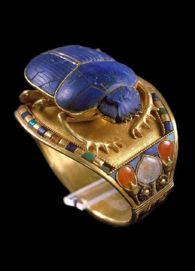 Ancient Egyptian gold bracelet with a central lapis lazuli scarab, from the tomb of Shoshenq II. 887-885 BC. Egyptian Museum I2