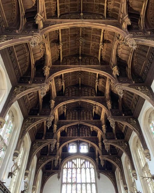 The Majestic Hammerbeam Ceiling of Hampton Court Palace: A Testament to Henry VIII's Grandeur and Ingenuity