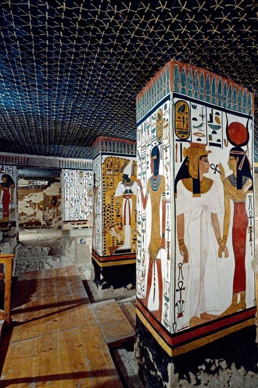 Tʜᴇ sᴇᴘᴜʟᴄʜᴇʀ  of Queen Nefertari, the spouse of Ramses II, situated within the Valley of the Kings in Luxor, Egypt.