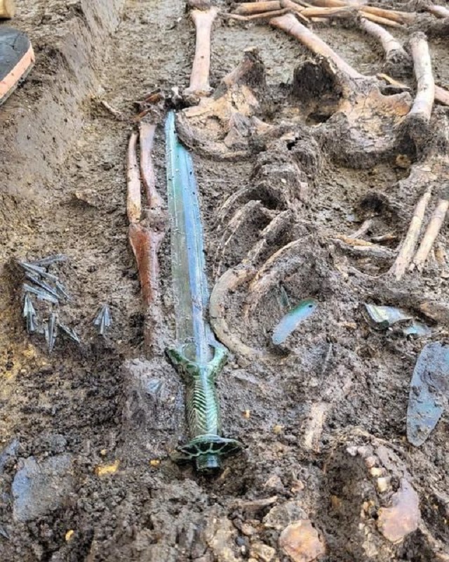 Unearthing History: The Discovery of a 3000-Year-Old Bronze Age Sword in Bavaria