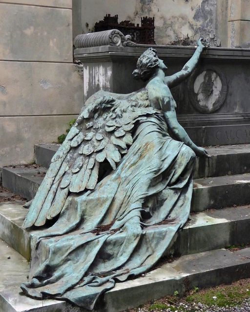 The Calcagno Family Monument: A Symbol of Elegance and Mourning in Staglieno Cemetery