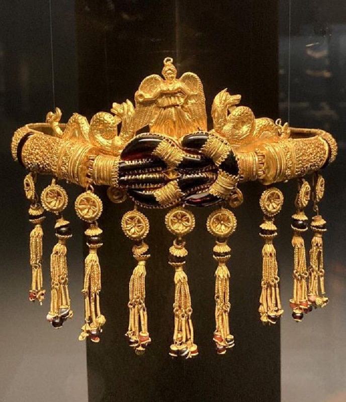 Unveiling the Splendor of the Ancient World: A Hellenic Gold Diadem from the 3rd Century BCE