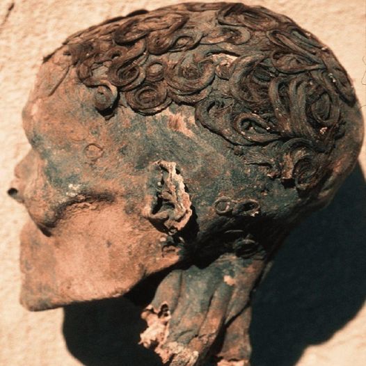 The curly hair, still intact, of a 60-year-old Egyptian Pharaoh queen who disappeared 3500 years ago! 