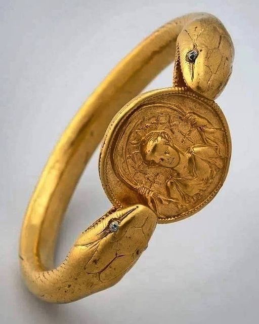 The Gold Bracelet in Pompeii