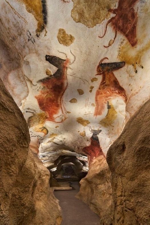 The cave of Lascaux is a system of caves in Dordogne (France) where they have discovered significant samples of the cave and paleolithic art, dated 17,000 or 18,600 years ago (Magdalenian period) according to the analysis of a rod of reindeer antler.