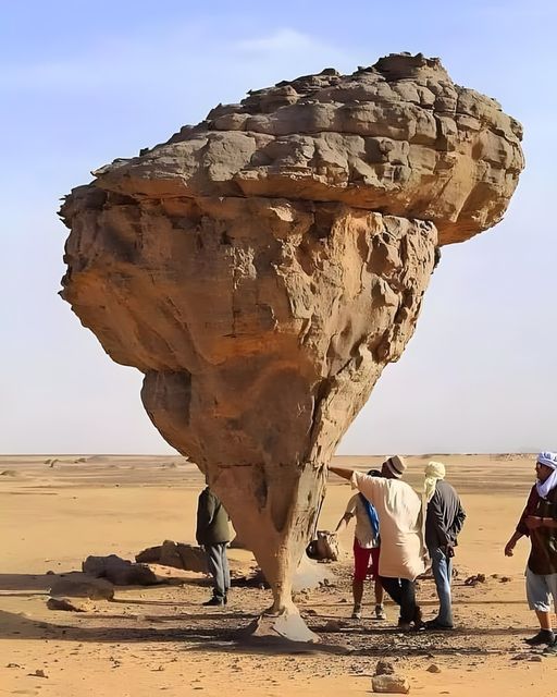 The mushroom rock in Tamanrasset, Sahara Desert, Algeria. 🇩🇿🔥