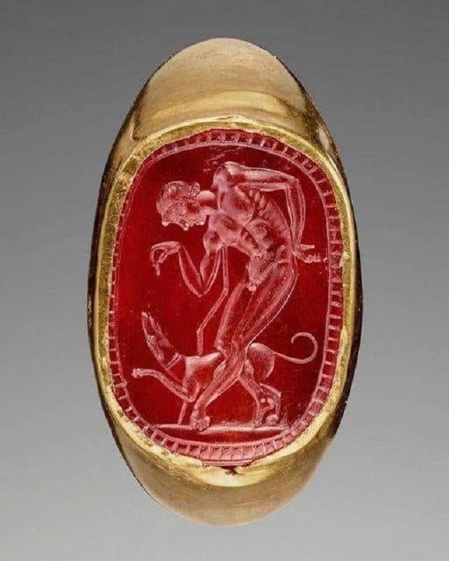 Unearthing Elegance: The Roman Gold Ring with Carnelian Engraving