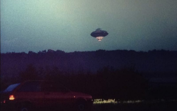 A UFO Appears in the Dark Night Sky: Are Aliens Traveling the Earth?